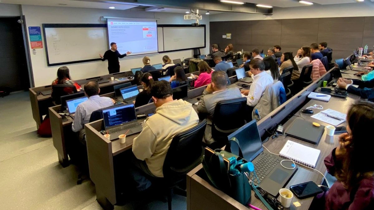 Solución de IA empresarial — panel de resultados y métricas